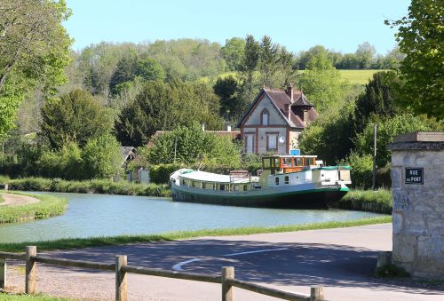 Le canal de Bourgogne à Tanlay